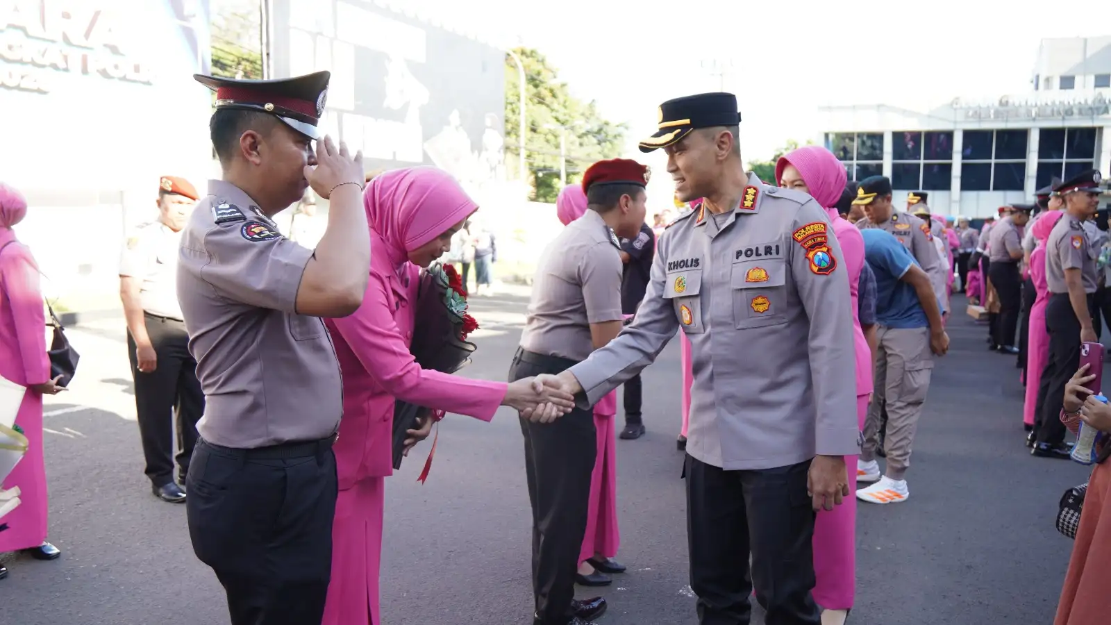 Kombes Pol Putu Kholis Naikkan Pangkat 52 Personel Polresta Malang Kota, dan Berpesan Terus Mengabdi dengan Integritas