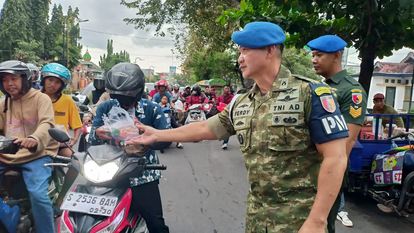 Subdenpom V/2-5 Kabupaten Jombang Bareng Wartawan Bagi-bagi Takjil