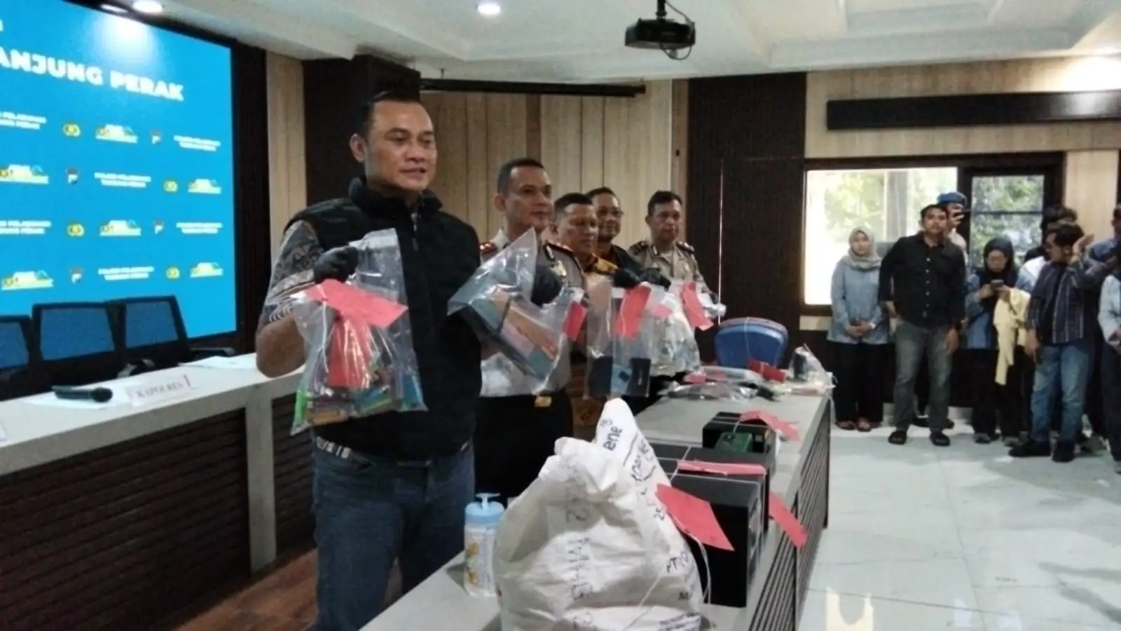GRESIK? BUKAN - POLRES TANJUNG PERAK BONGKAR KAMPUNG NARKOBA JALAN KUNTI SIDOTOPO
