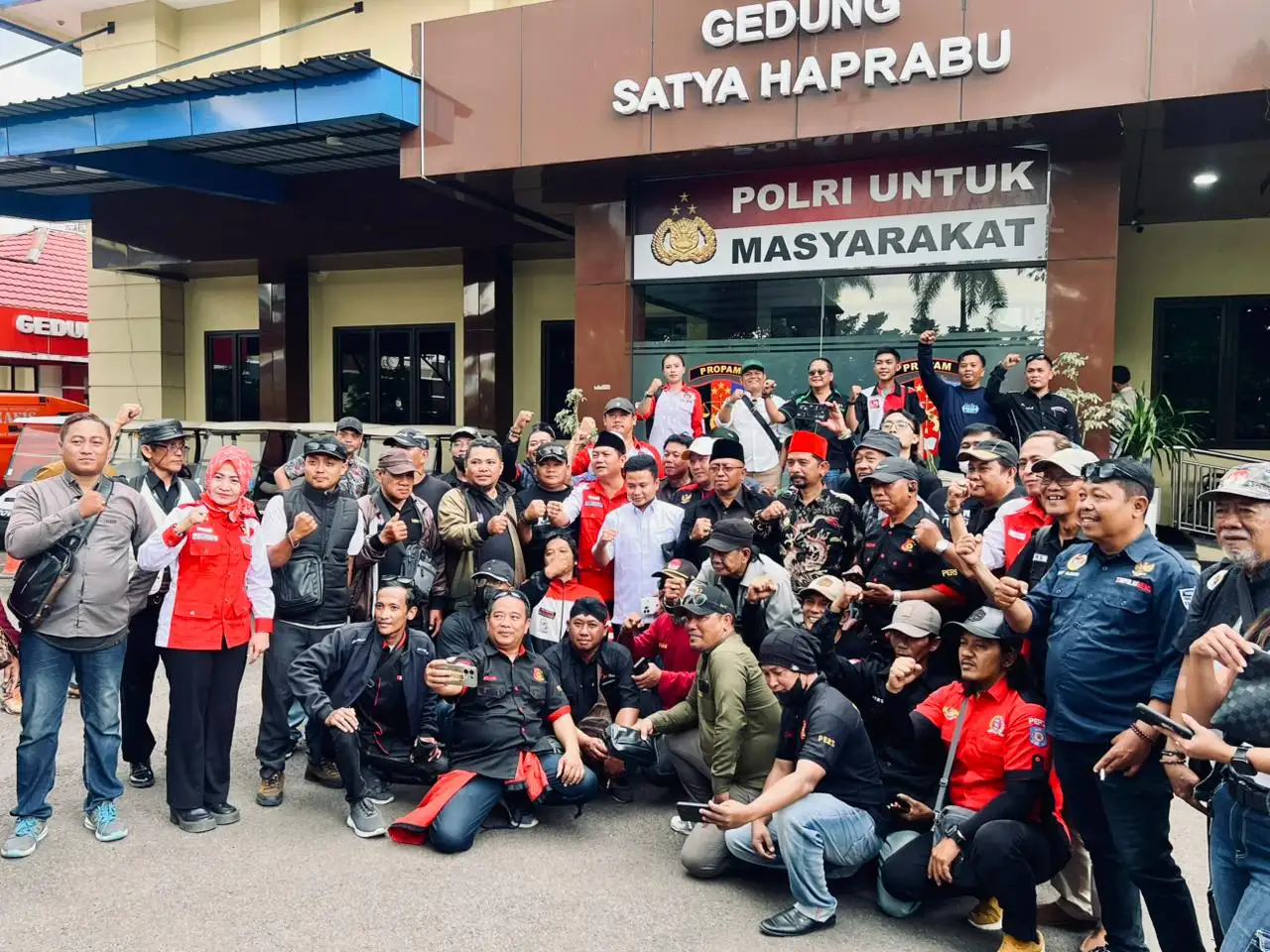 Ratusan Jurnalis Jatim Geruduk Mapolda jatim, Desak Usut Dugaan OTT “Settingan” dan Tangguhkan Penahanan jurnalis Amir