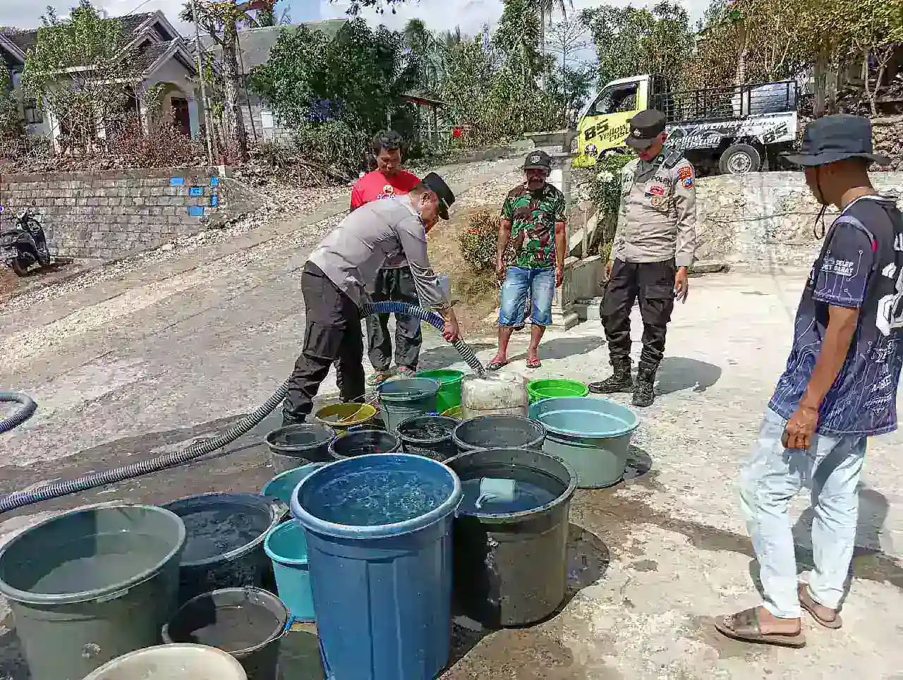 Polres Malang Salurkan Bantuan Air Bersih Untuk Warga Terdampak Kekeringan di Bantur