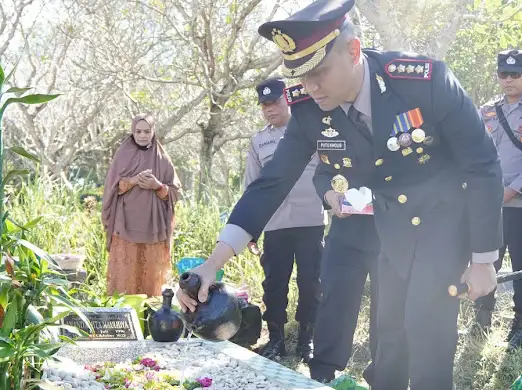 Kapolresta Malang Kota Pimpin Upacara Hari Bhayangkara ke-80, Lanjut Ziarah ke Makam Korban Tragedi Kanjuruhan